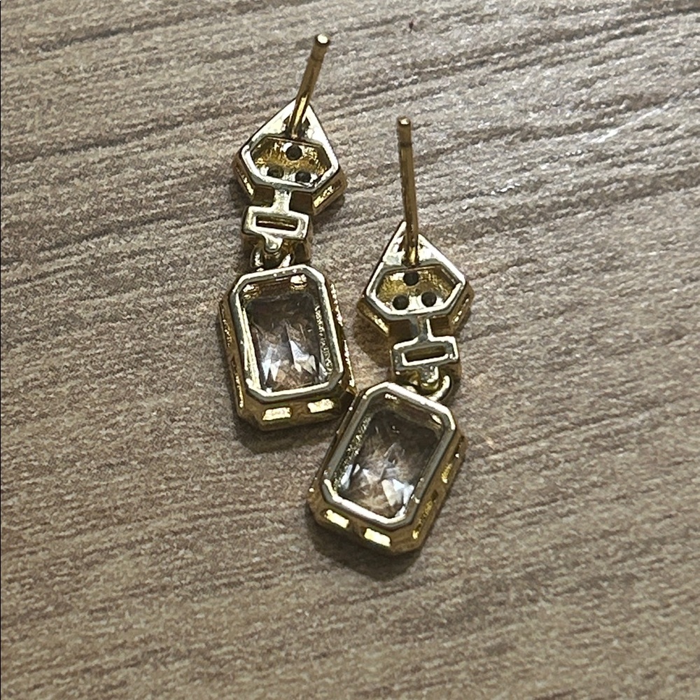 💜Half Off💜14K Gold Plated Stud Earrings NIB - Picture 4 of 4